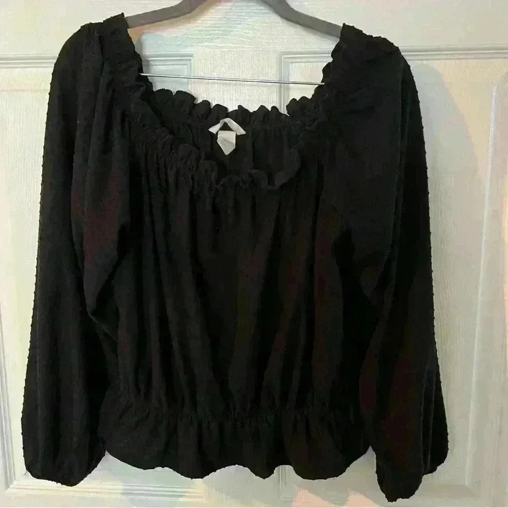 H&M on or off the Shoulder Blouse in Black with lovely detail to the fabric